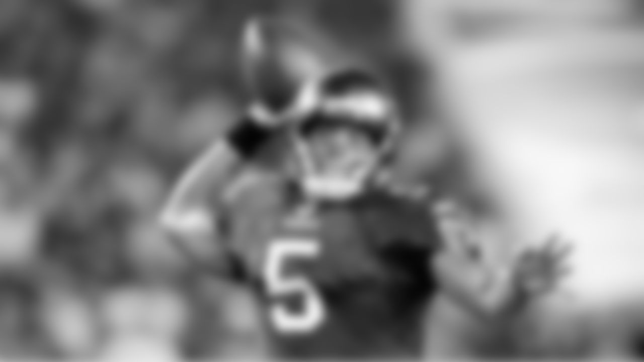 5 QB Josh Freeman scans the field for an open receiver