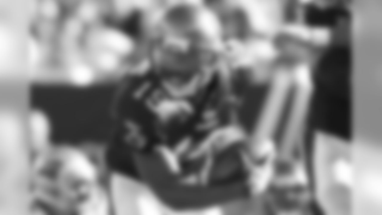 19 WR Mike Williams gets some room to run and keeps the drive moving