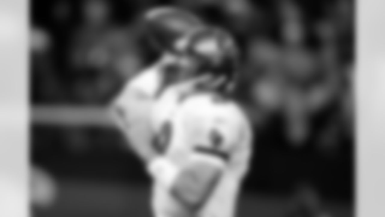 8 QB Brian Griese throws a deep pass to Antonio Bryant to gain 30 yards