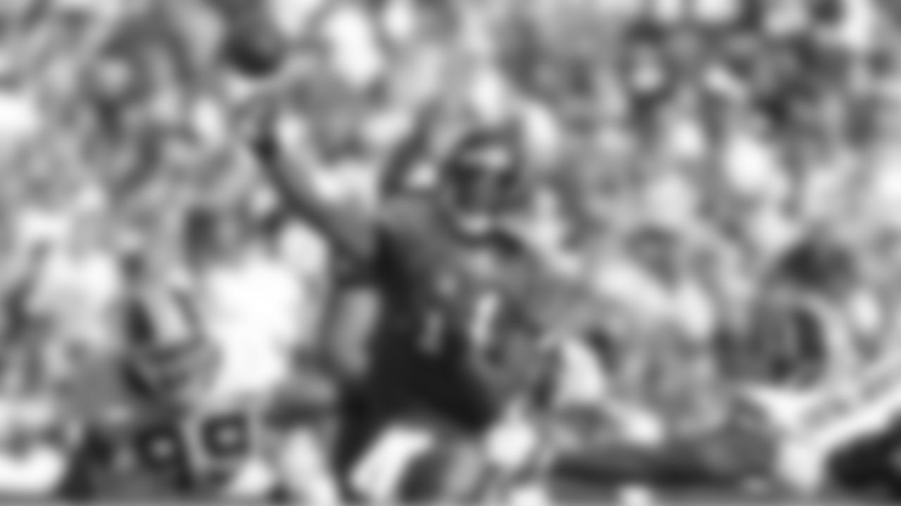 11 QB Josh Johnson abandons the pass attempt and rushes for a 15 yard gain and a first down