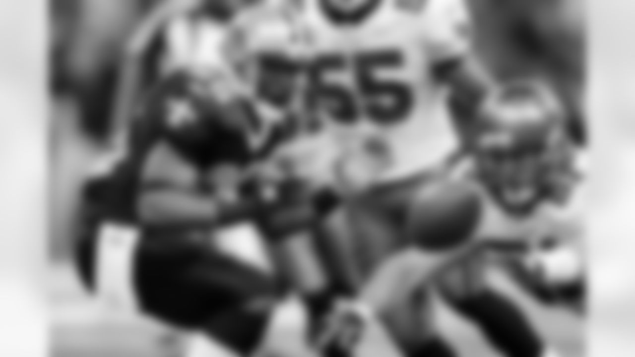 51 Barrett Ruud goes after the loose ball