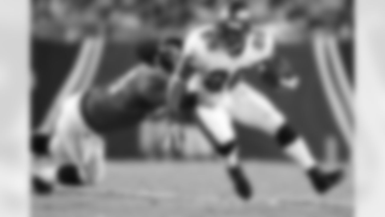 28 RB Derrick Ward avoids a tackle and picks up 12 yards