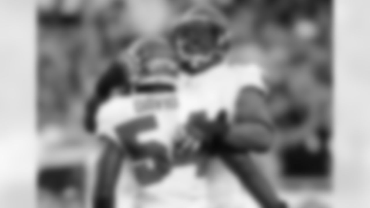 LB Lavonte David celebrates after a 10 yard sack of Ravens QB Joe Flacco.