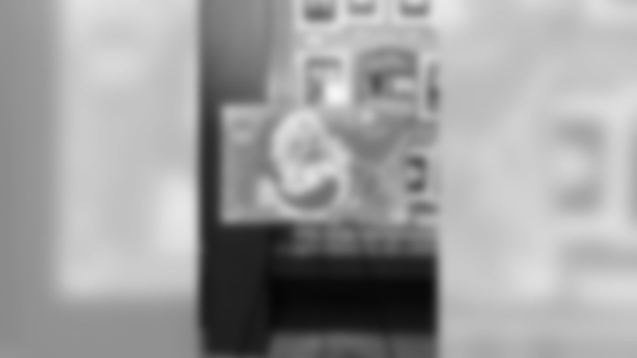 191121_TR_HolidayCardExhibit_009