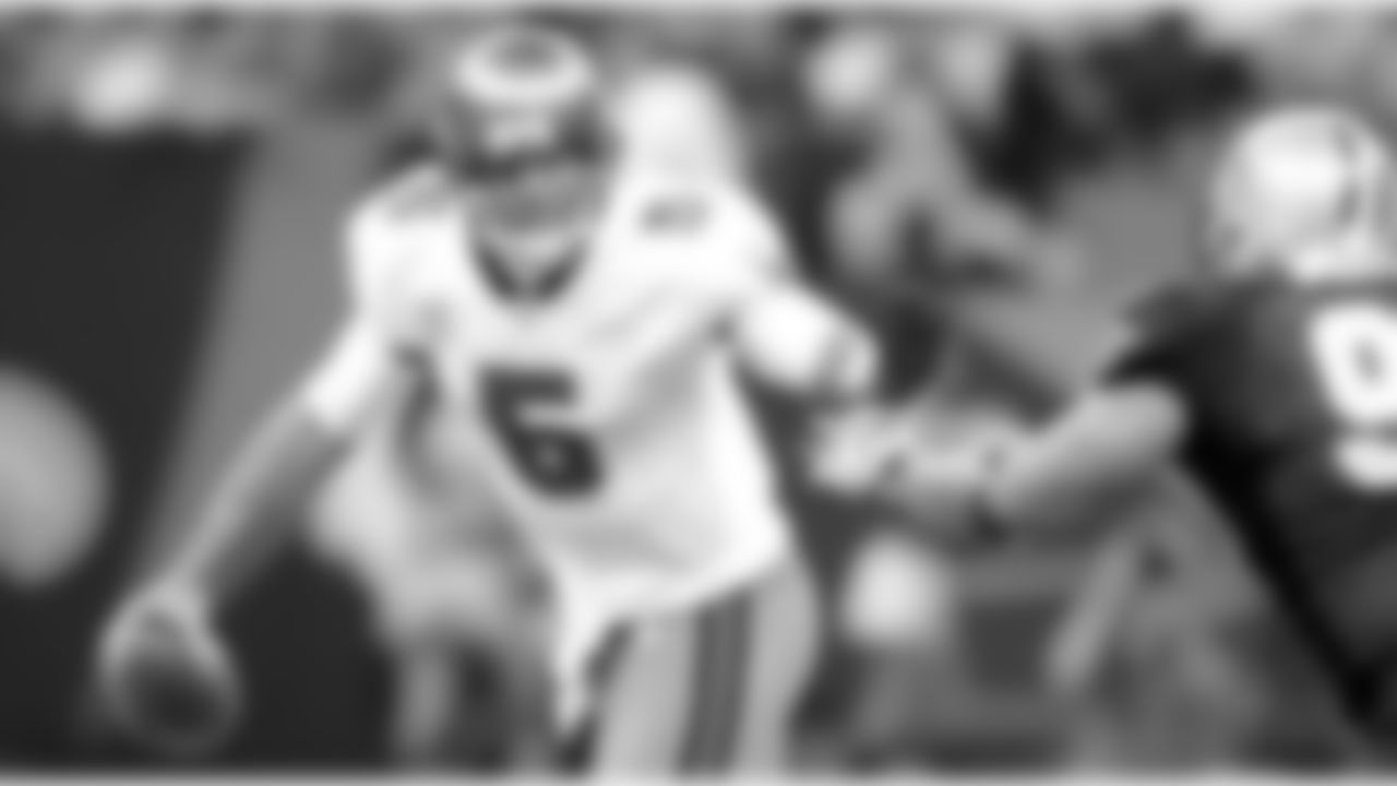 5 QB Josh Freeman eludes the defenders