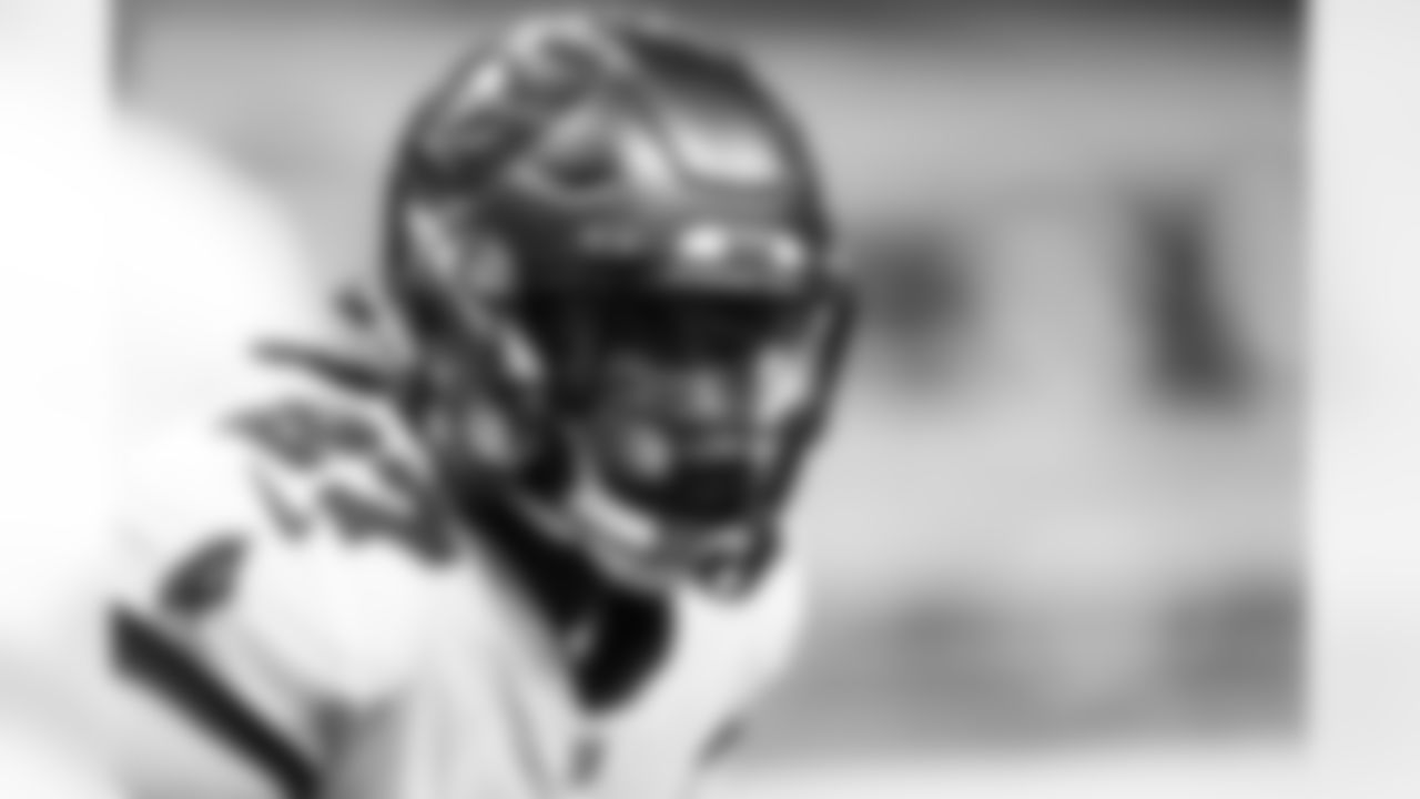 Running back Ronald Jones II goes through warm-ups for Bucs vs. Saints, Week One