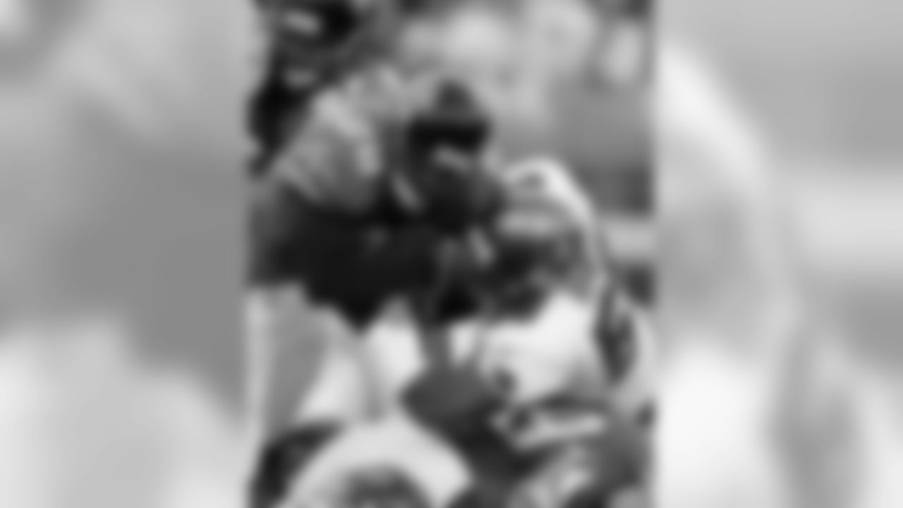 55 Derrick Brooks gets in on a tackle