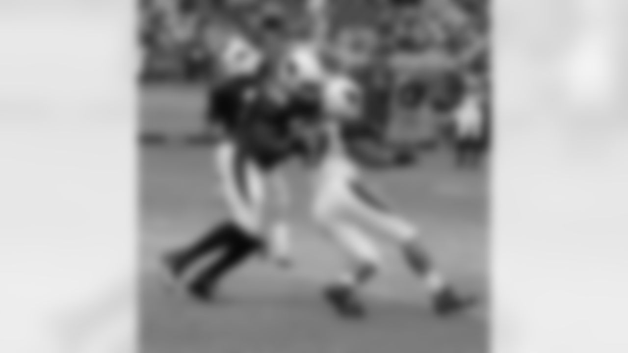 T Levi Brown fends off LB Lorenzo Alexander