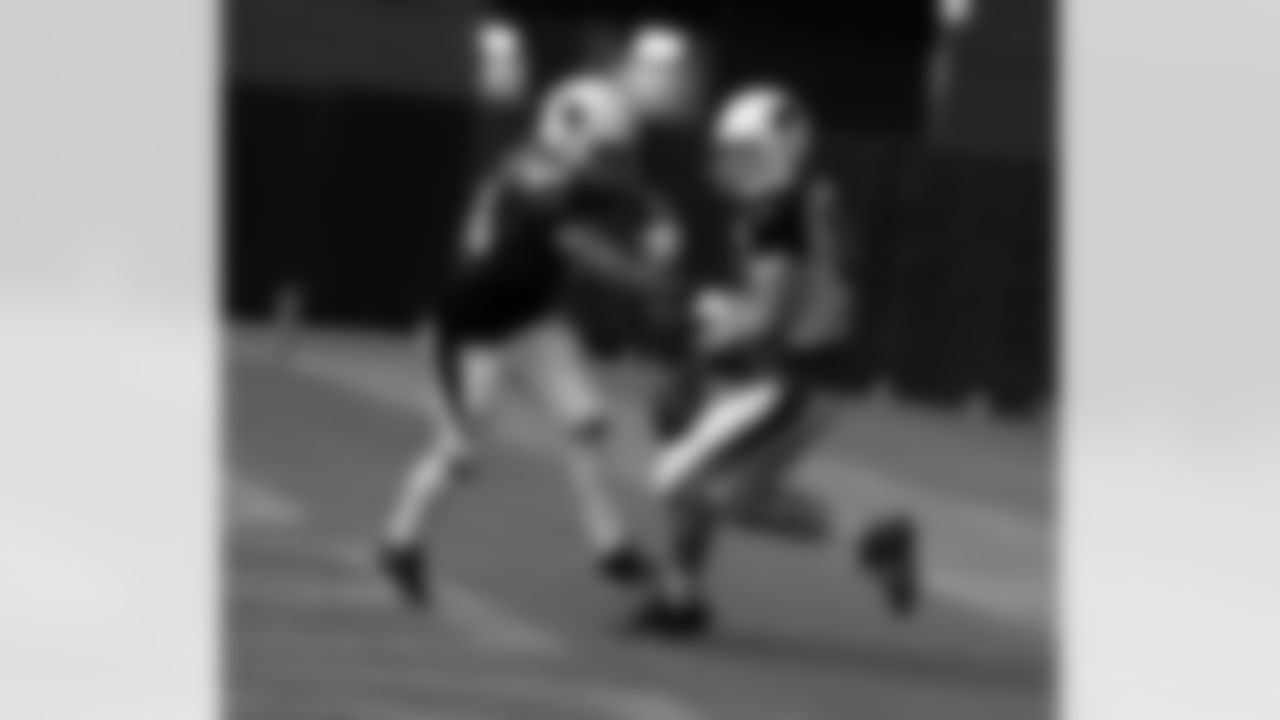 LB Larry Foote breaks up a pass