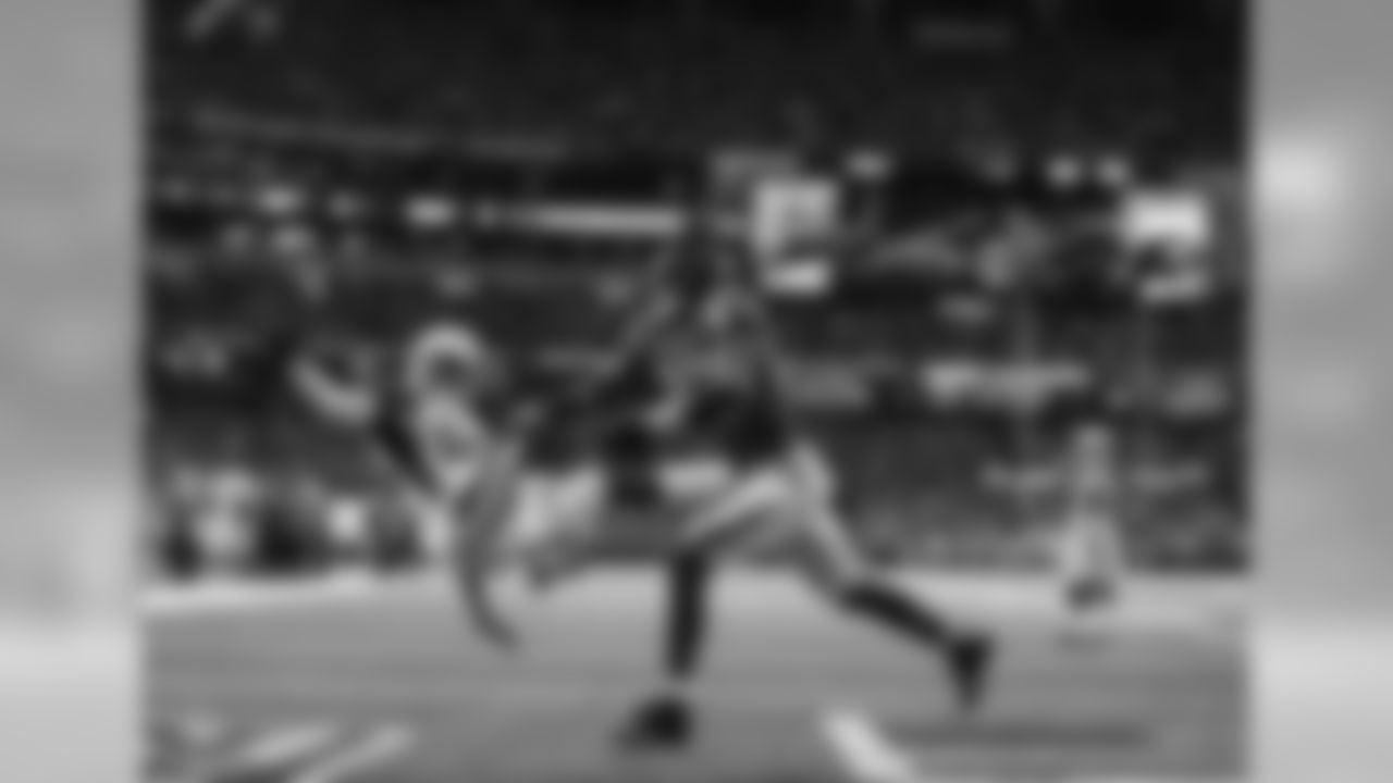 CB Jerraud Powers breaks up a pass in Atlanta