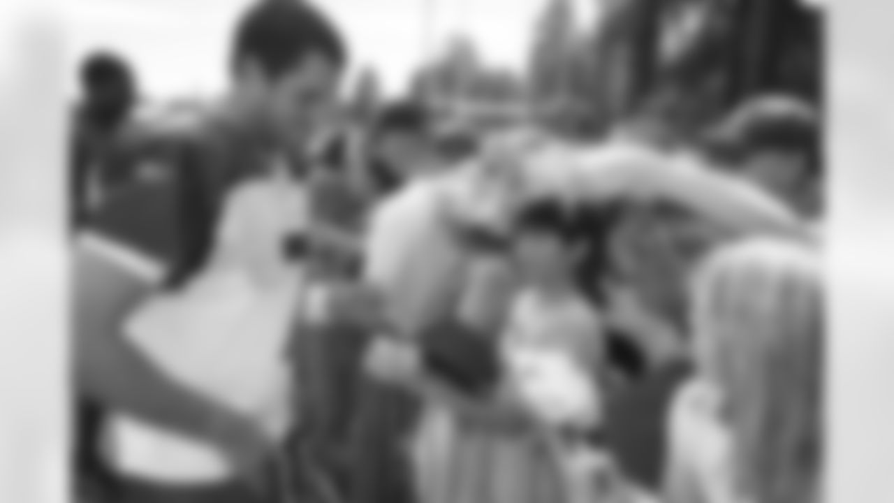 Matt Leinart signs autographs for fans after practice, Photo by Peter Vande