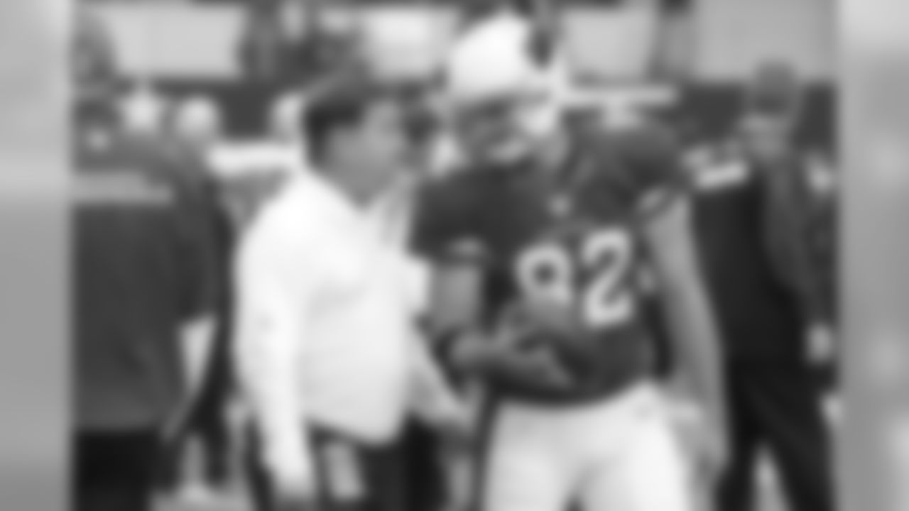 Special teams coach Amos Jones (left) talks with long snapper Mike Leach in Dallas