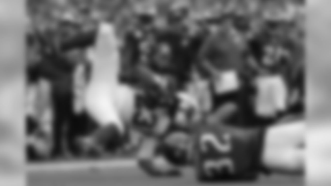 RB Chris Johnson gets tripped up on the run