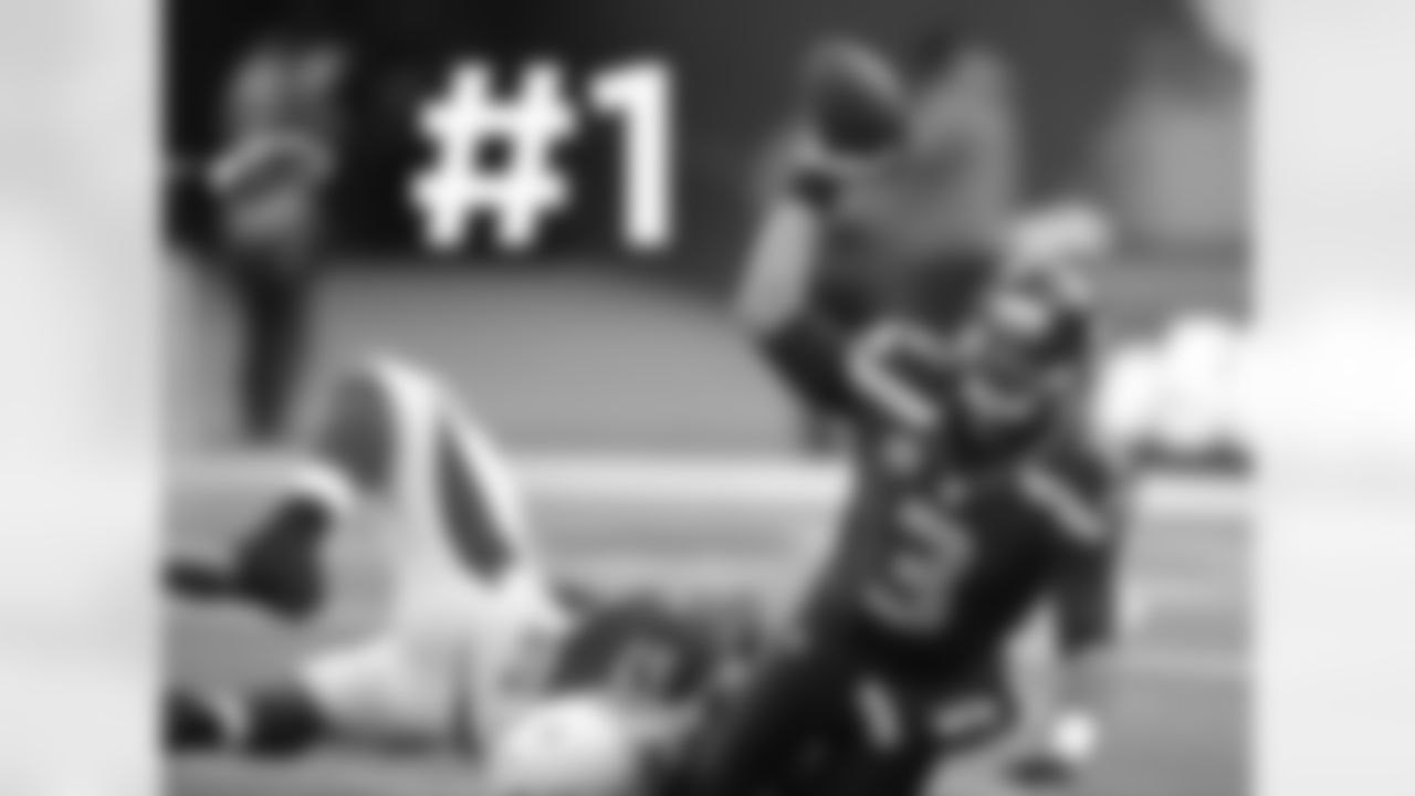 LB Alex Okafor sacks Russell Wilson