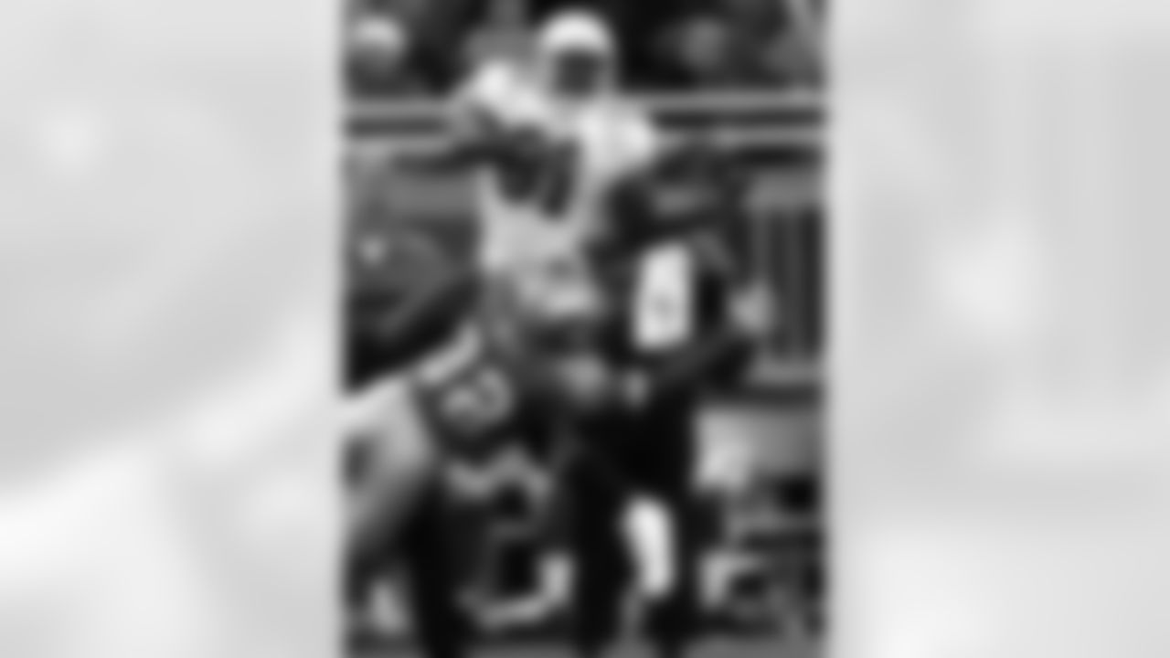 2004: Cardinals WR Anquan Boldin catches a pass while being covered by CB Dre Bly