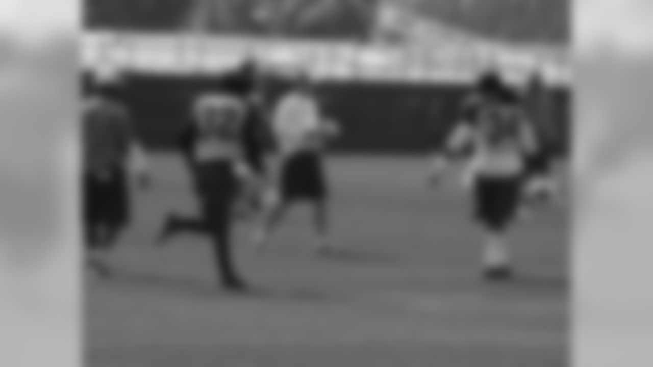 Edgerrin James (32) gets loose