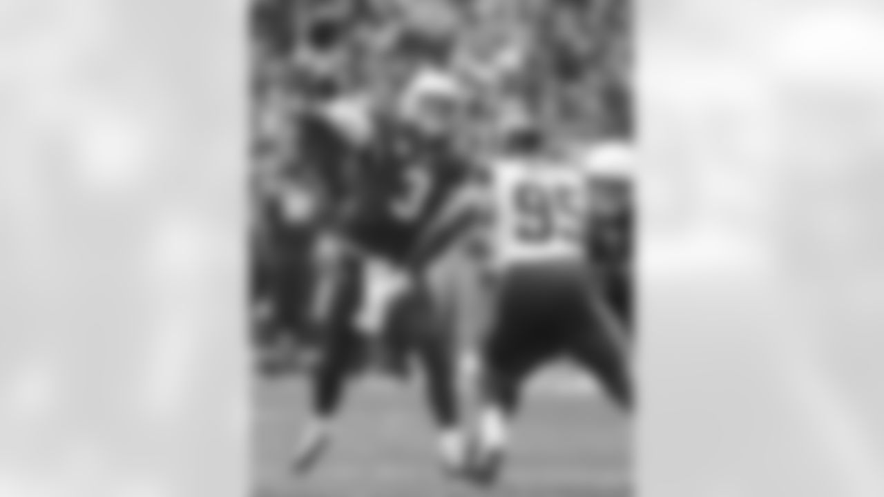 Carson Palmer throws a pass.