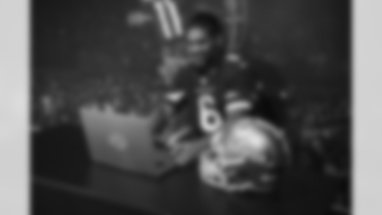 Arizona Cardinals running back James Conner (6) visits Phoenix Children's Hospital on Tuesday, Oct. 4, 2022 in Phoenix, AZ.