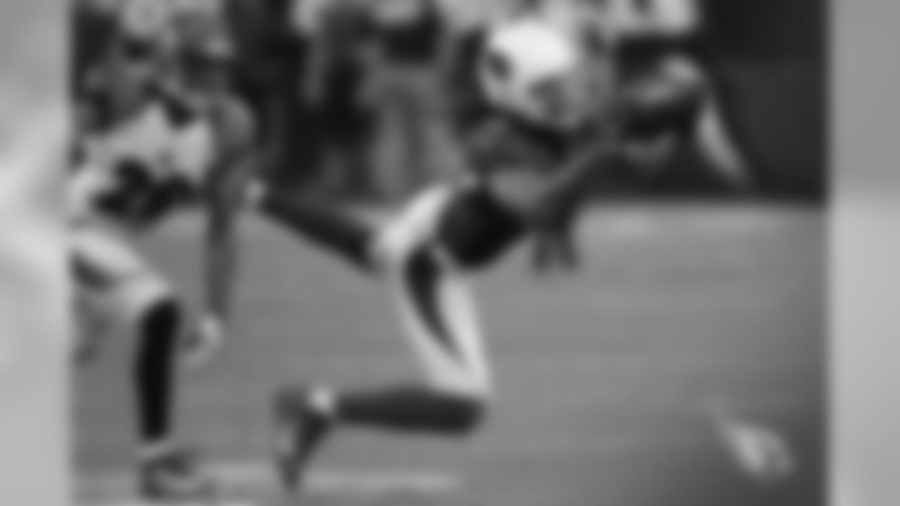 WR Larry Fitzgerald makes a diving catch against the Bengals.