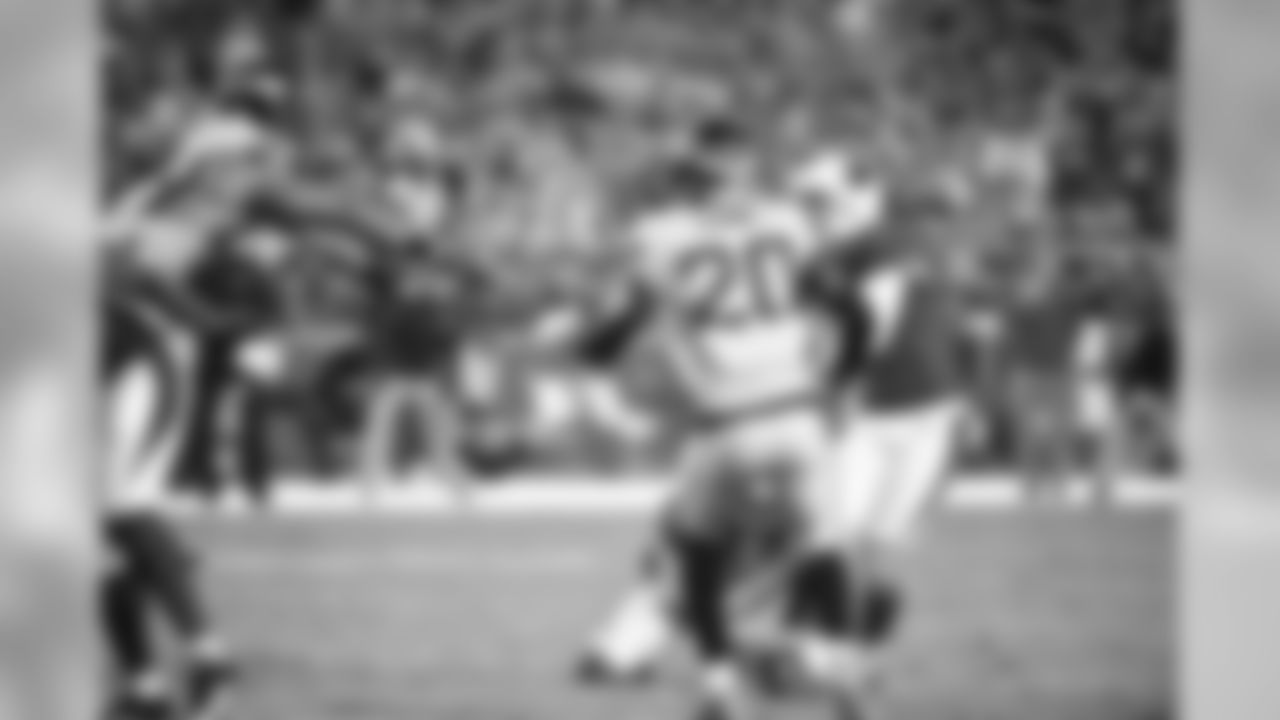 Seattle LB Bobby Wagner blocks K Chandler Catanzaro's field goal attempt