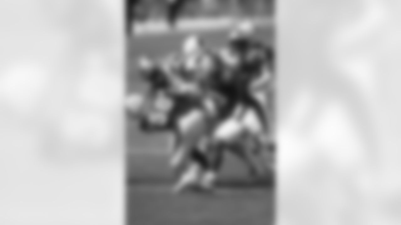 Carolina Panthers running back Mike Davis (28) is tackled by Arizona Cardinals linebacker Jordan Hicks (58).