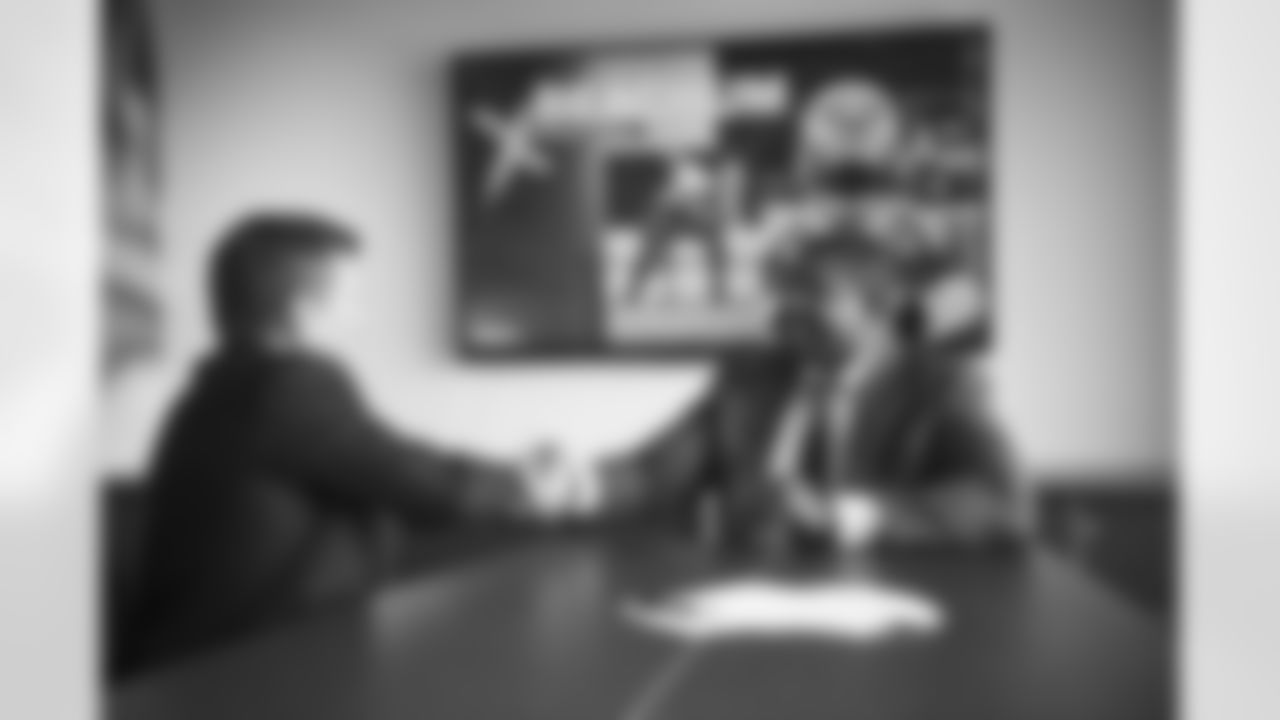 Arizona Cardinals offensive lineman Kelvin Beachum (68) signs a contract with the Arizona Cardinals at the Dignity Health Training Facility on Monday, March 20, 2023.