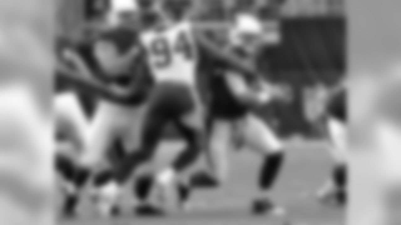 Rams DE Robert Quinn wraps up QB Carson Palmer