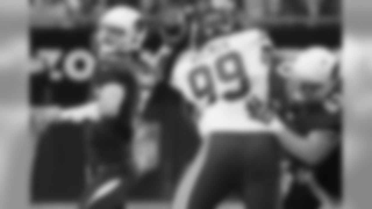 QB Drew Stanton throws a pass