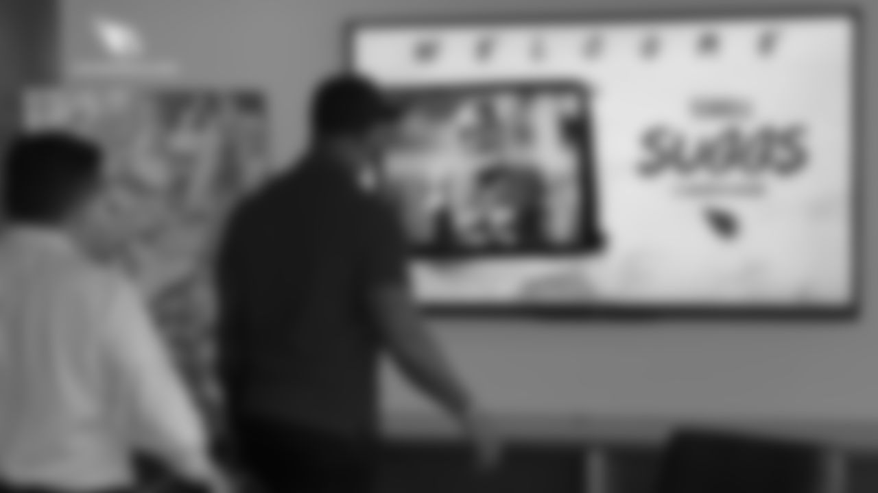 LB Terrell Suggs checks out his welcome graphic