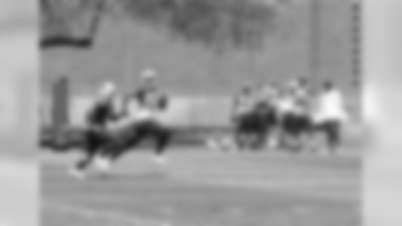 WR LaRon Byrd streaks deep against CB Javier Arenas