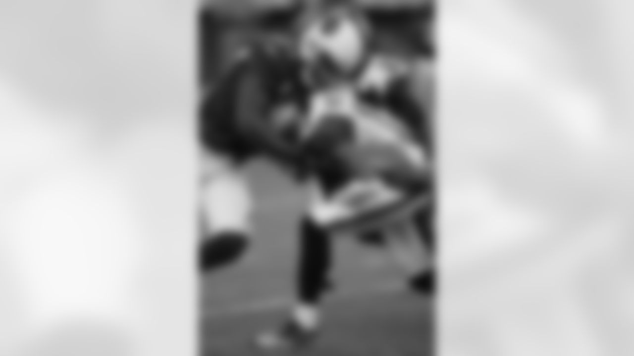 Adrian Wilson stops Deon Butler
