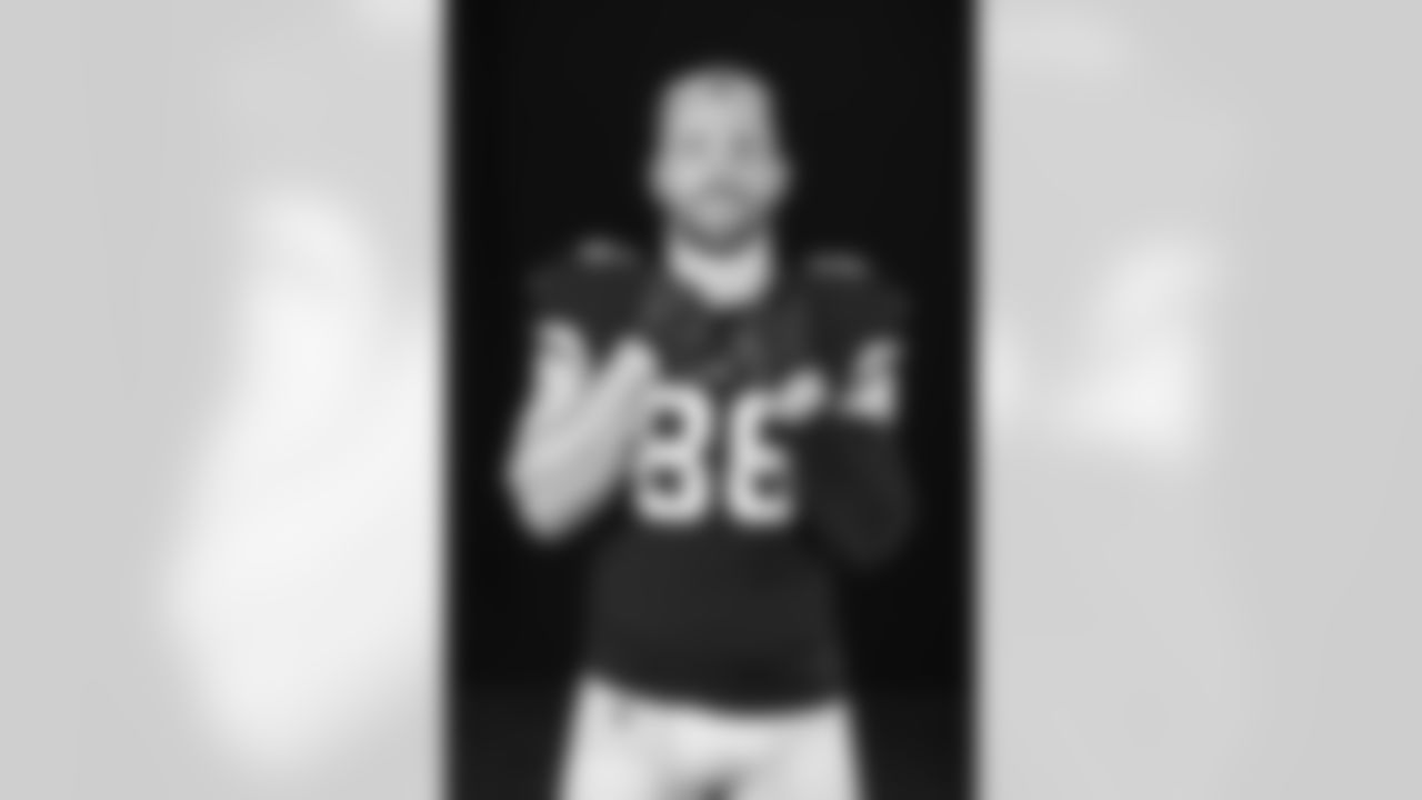 Arizona Cardinals tight end Zach Ertz (86) poses for a photo during Cardinals Media Day on Monday, June 13, 2022 in Tempe, AZ.