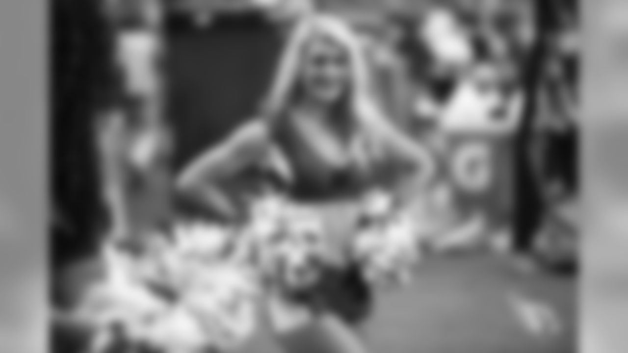 Images of the Cardinals cheerleaders during the Week 4 contest at State Farm Stadium