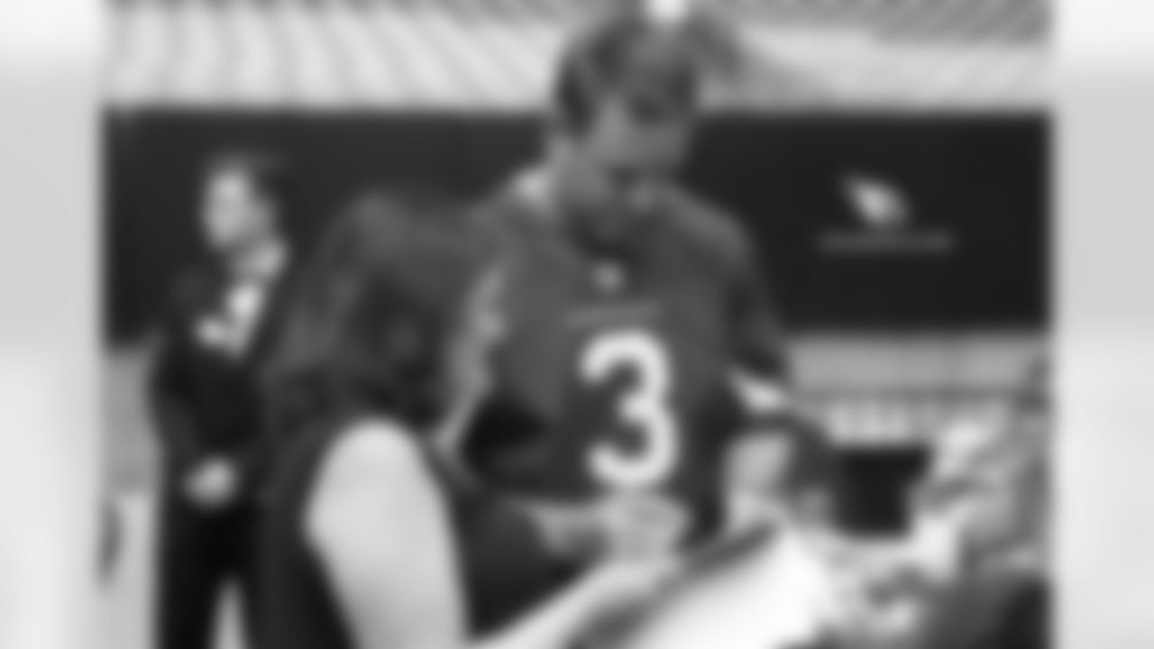 QB Carson Palmer signs autographs