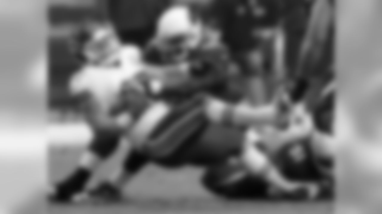 DT Frostee Rucker tackles Chiefs FB Anthony Sherman