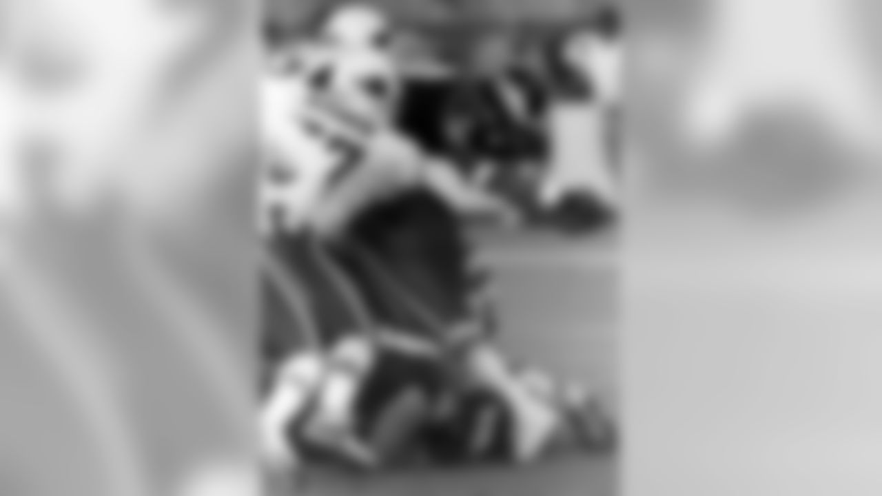 2000: Eagles RB Darnell Autry dives for a touchdown
