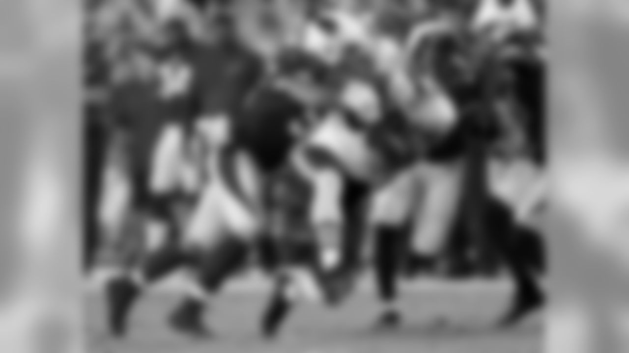 LB Scooby Wright III makes the tackle