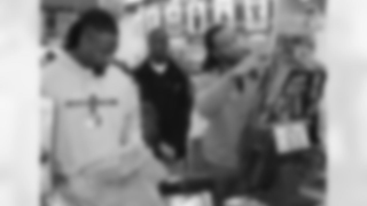 Darnell Dockett and Larry Fitzgerald behind the counter