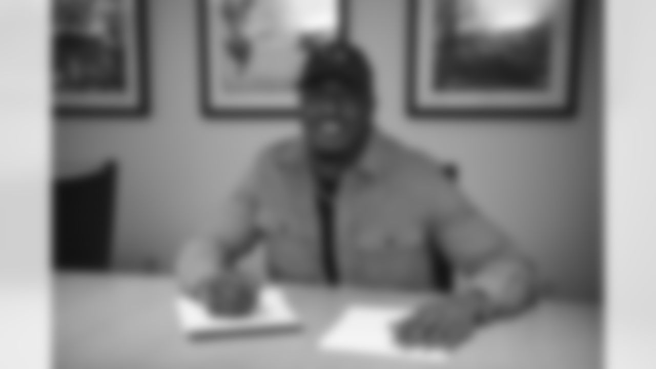 Linebacker Krys Barnes signs a contract with the Arizona Cardinals at the Dignity Health Training Facility on Tuesday, March 28, 2023.