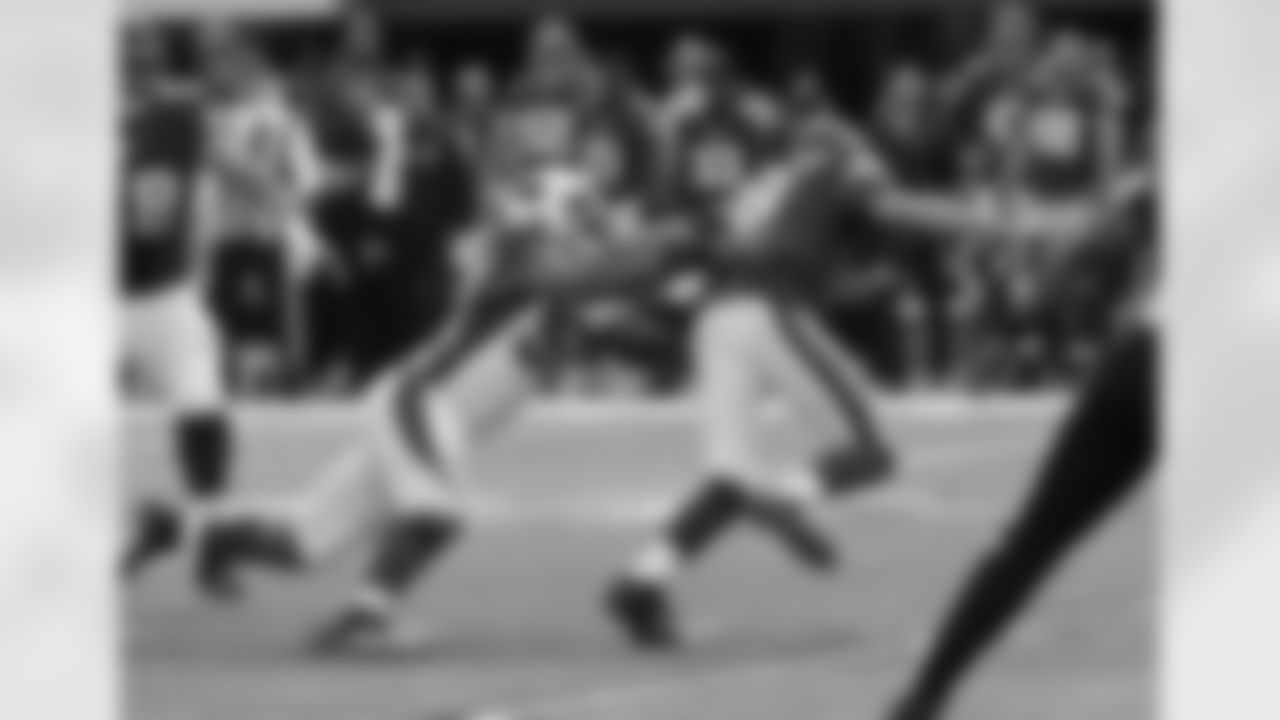 LB Alex Okafor brings down Vikings QB Sam Bradford
