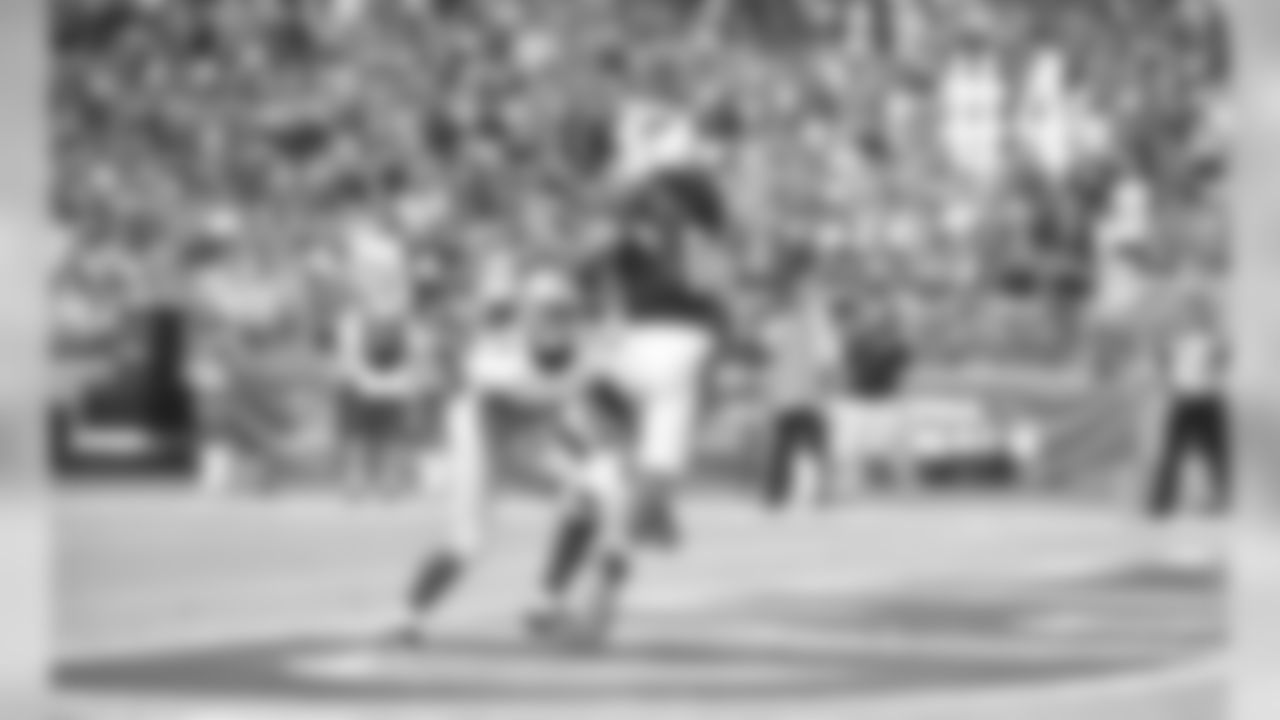 WR Larry Fitzgerald hauls in his first touchdown