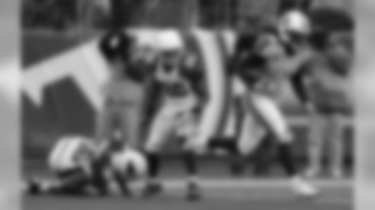 Titans RB Chris Johnson catches a touchdown pass.