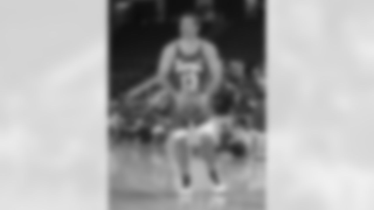 Kurt Warner takes a jumper