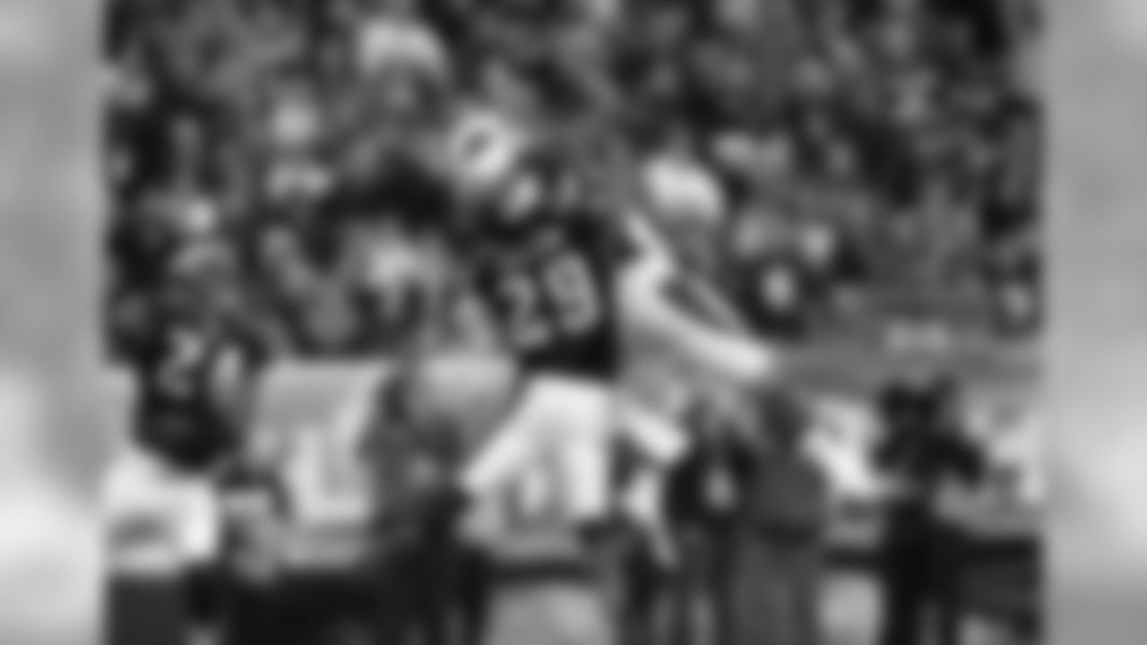 Floyd catches a ball in front of Eagles S Nate Allen