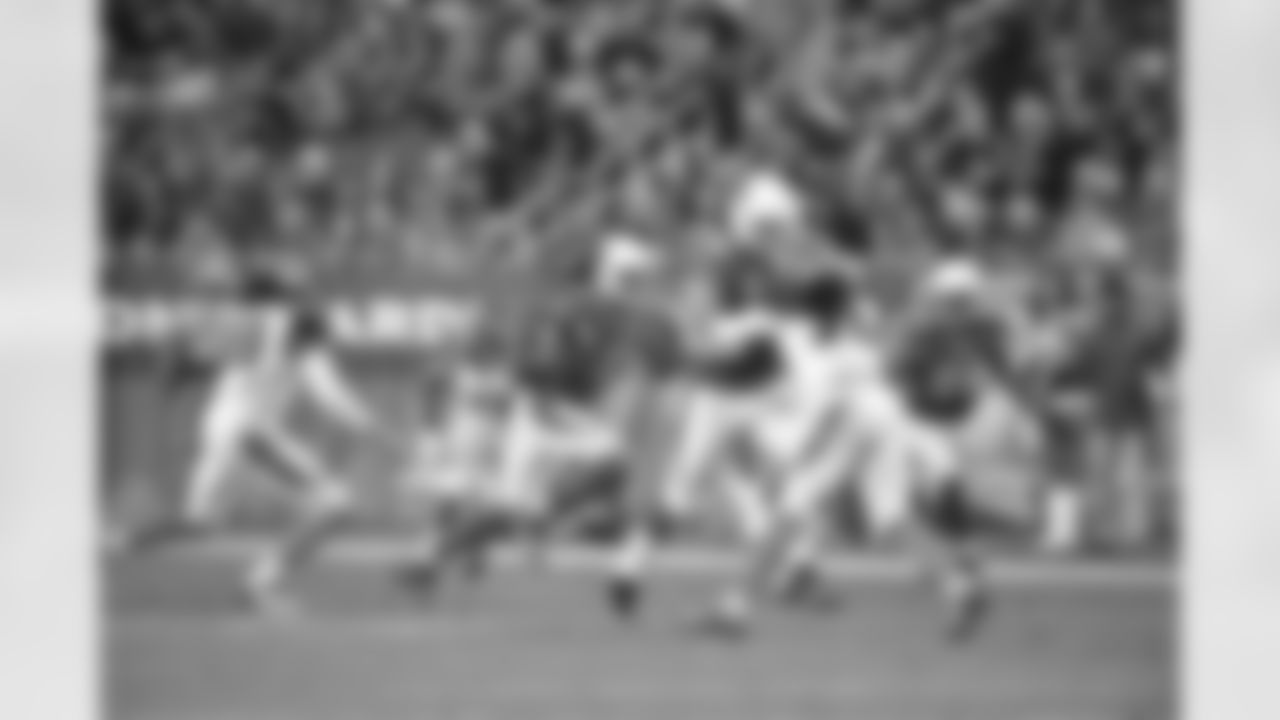 WR Larry Fitzgerald runs after the catch against the Bengals