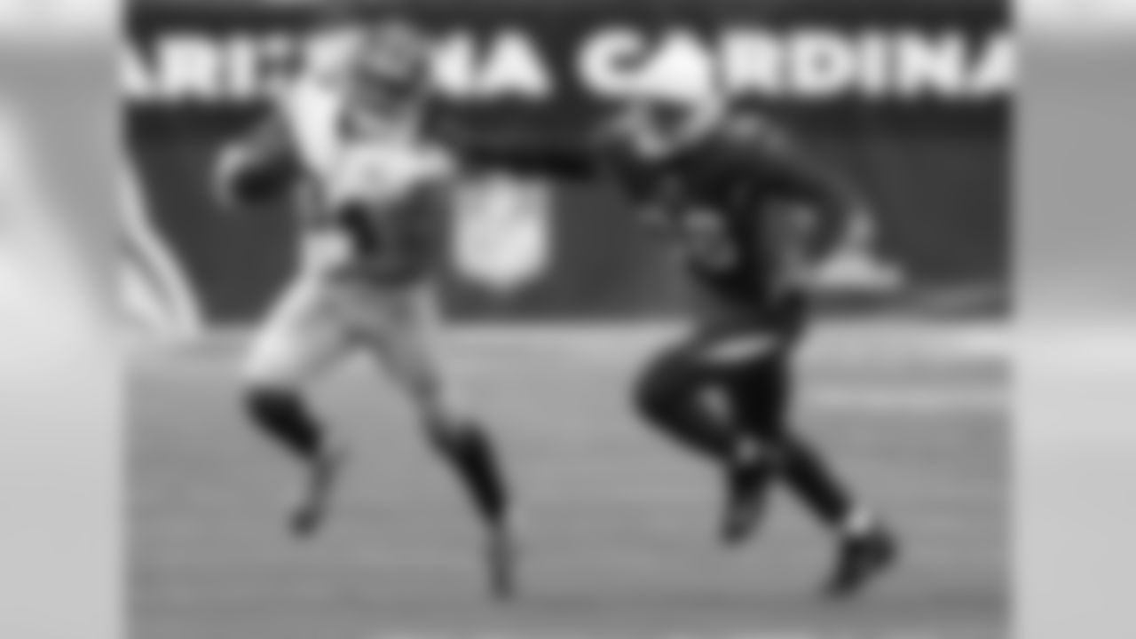 Giants RB Shane Vereen runs while Cardinals S Budda Baker tries to bring him down
