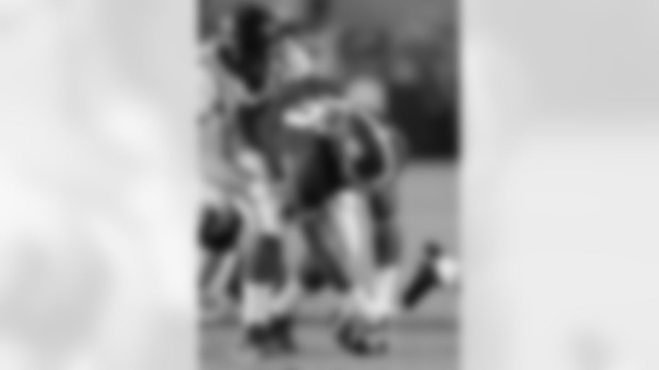 DE Ed Stinson recovers a fumble while at Alabama