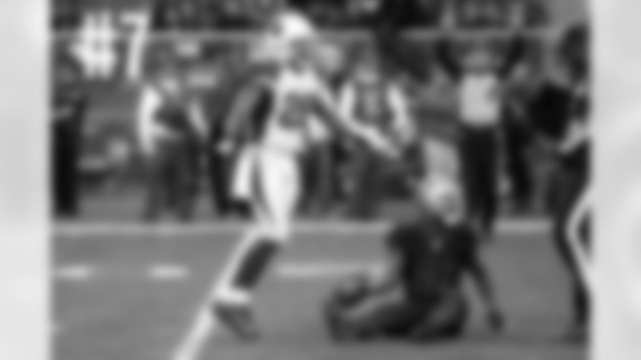 S Rashad Johnson signals as 49ers WR Anquan Boldin ends up short of the first down markers