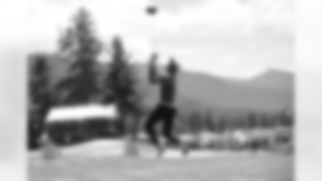 Steph Curry catches a pass from Tony Romo on Sunday