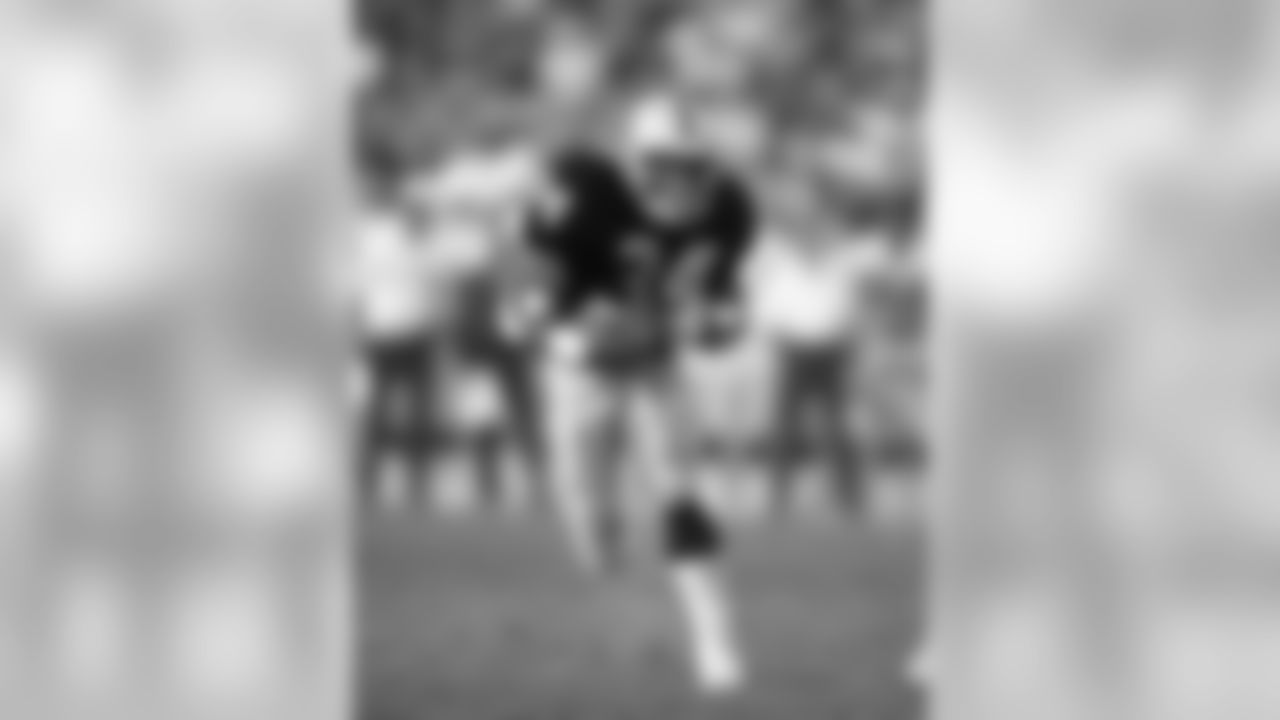 Los Angeles Raiders running back Bo Jackson (34) runs upfield during game against the Phoenix Cardinals at the Los Angeles Coliseum, Dec. 10, 1989. The Raiders defeated the Cardinals 16-14.